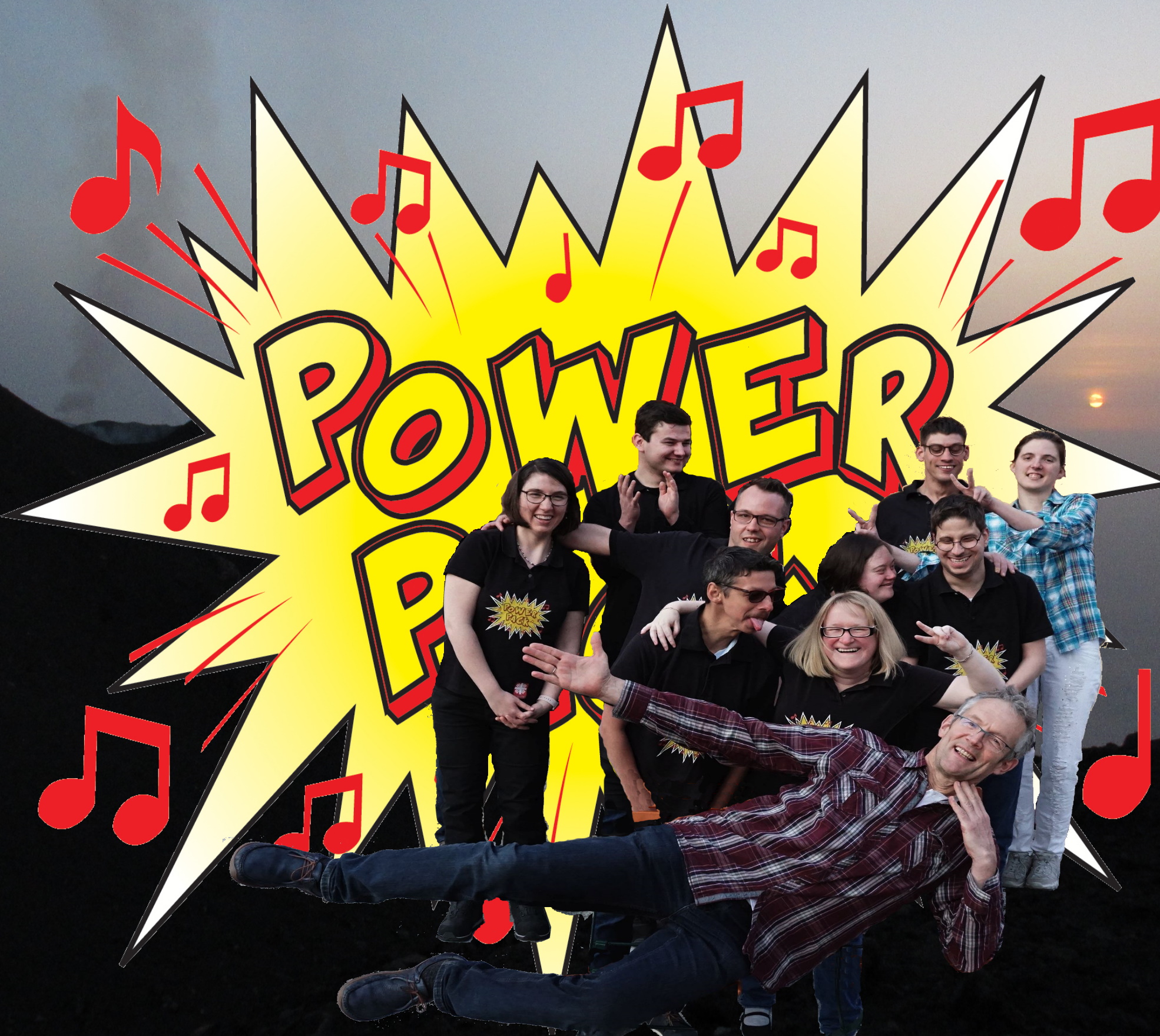 Gruppenfoto von 10 gut gelaunten Bandmitgliedern, dahinter groß das PowerPack Logo der Band