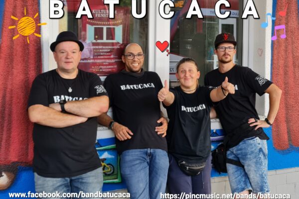 Foto der Band mit Schriftzug Batucaca und www.facebook.com/bandbatucaca