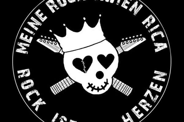 Logo: Weißer Totenkopfschädel mit Krone und Herzaugen im Fordergrund. Dahinter Gitarrenn und im Kreis drumrum der SChriftzu "Meine Rock Kwien Rica. Rock ist im Herzen."
