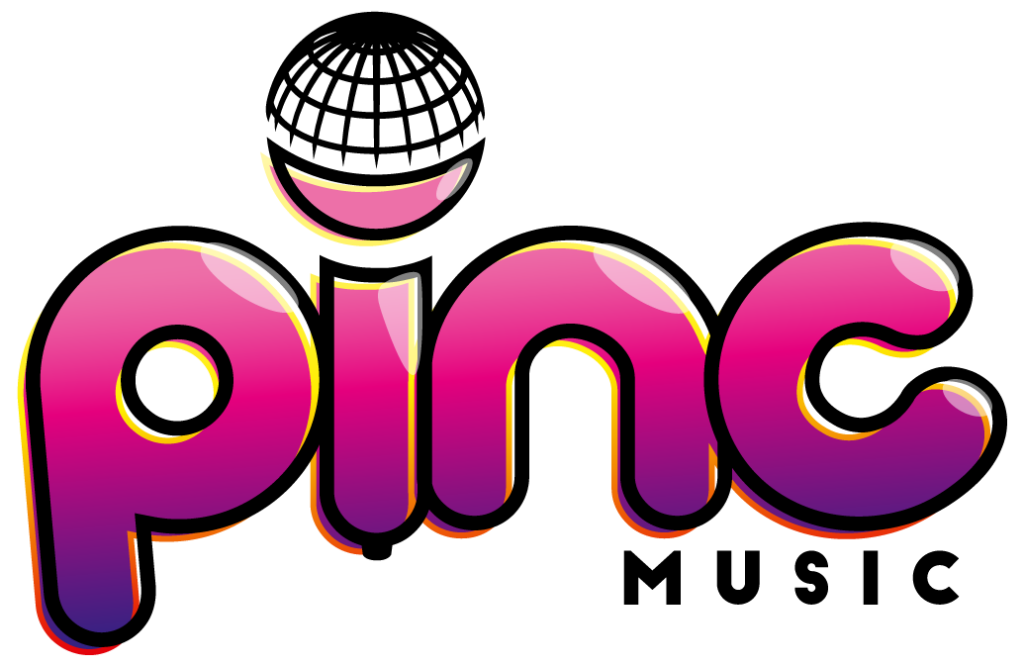 Das Wort pinc in pinken Buchstaben und darunter das Wort MUSIC in schwarzen Buchstaben. Das i von pinc hat die Form eines Mikrofons