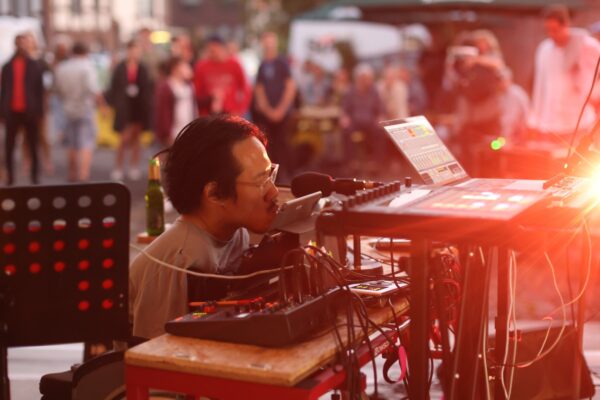 Mann bedient Synthesizermit dem Mund über ein iPad
