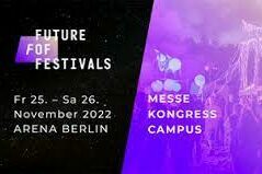 Future of Festivals Logo, Schriftzug Messe, Kongress, Campus auf einem Bild mit Menschen in Messehalle