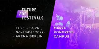 Future of Festivals Logo, Schriftzug Messe, Kongress, Campus auf einem Bild mit Menschen in Messehalle