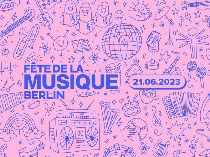 Schriftzug Fete de la Musique vor rosa Hintergrund mit vielen Zeichnungen in blau zu Musik (Mikrofone, Cassettenrecorder und und und)