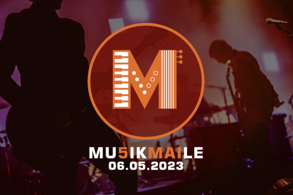 Logo mit großem M und Schrift Mu5sikmaile 6.5.23, im Hintergrund verwaschen ein Foto von einer Band auf einer Bühne