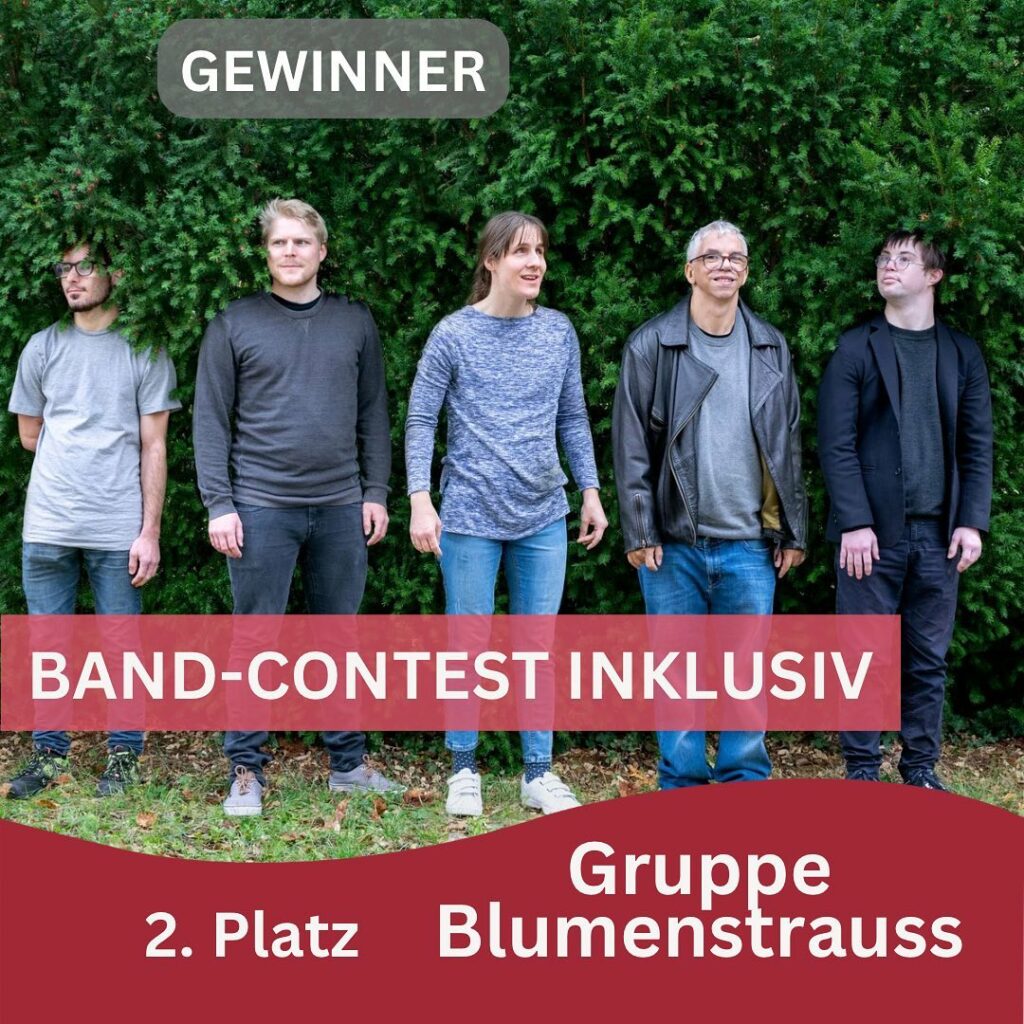 Foto von 5 Personen vor einer Hecke und Text „Gewinner, Band-Contest INKLUSIV, 2. Platz, Gruppe Blumenstrauss“