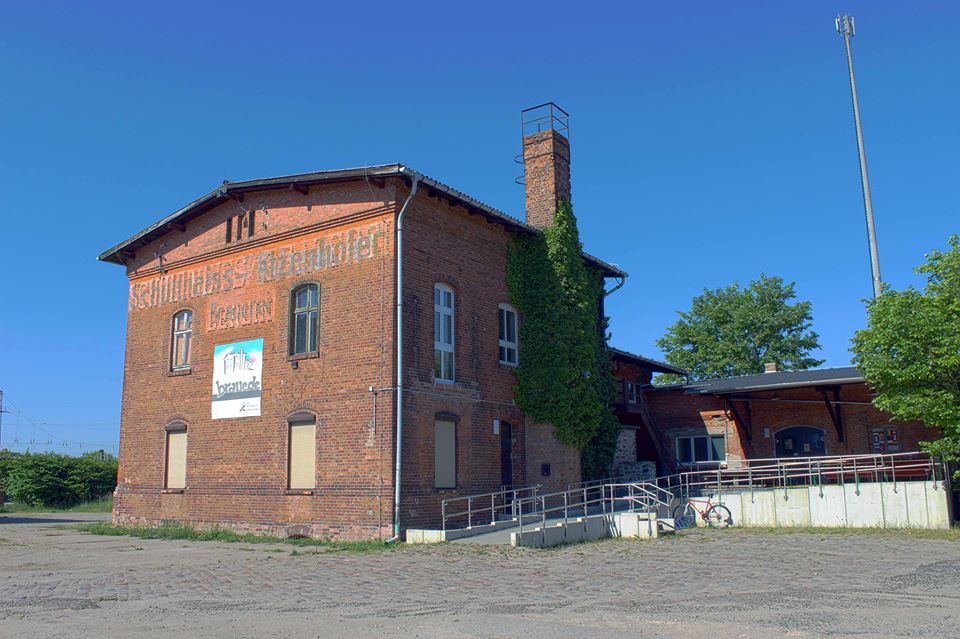 Blick auf das Haus des Jugendkulturzentrum "Alte Brauerei" in Angermünde. Ein Backsteingebäude
