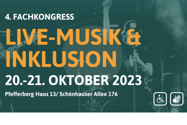 Grünes verschwommenes Bild von Sänger auf Bühne, davor grell Schrift 4. Fach-Kongress Live-Musik und Inklusion
