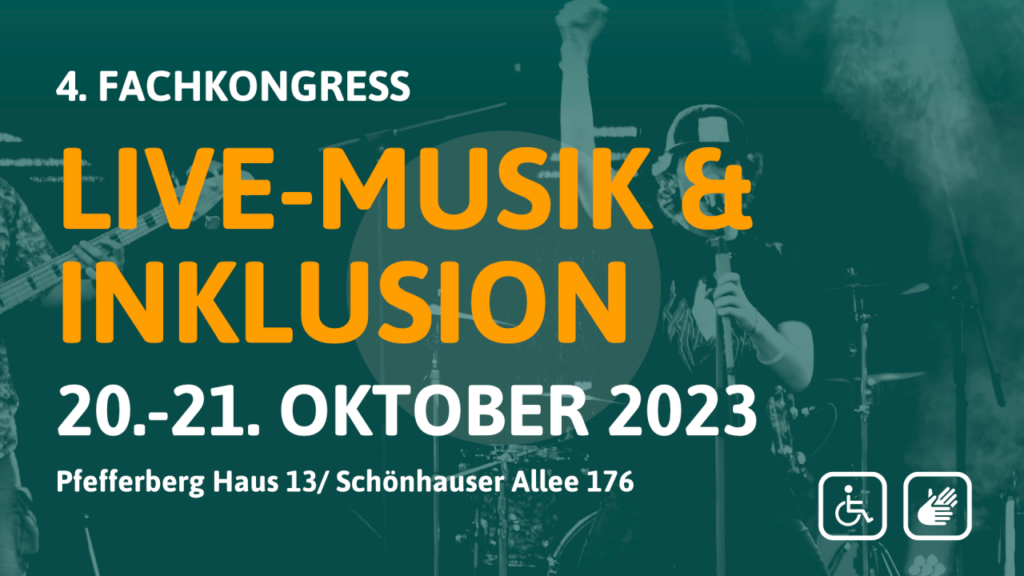 Grünes verschwommenes Bild von Sänger auf Bühne, davor grell Schrift 4. Fach-Kongress Live-Musik und Inklusion