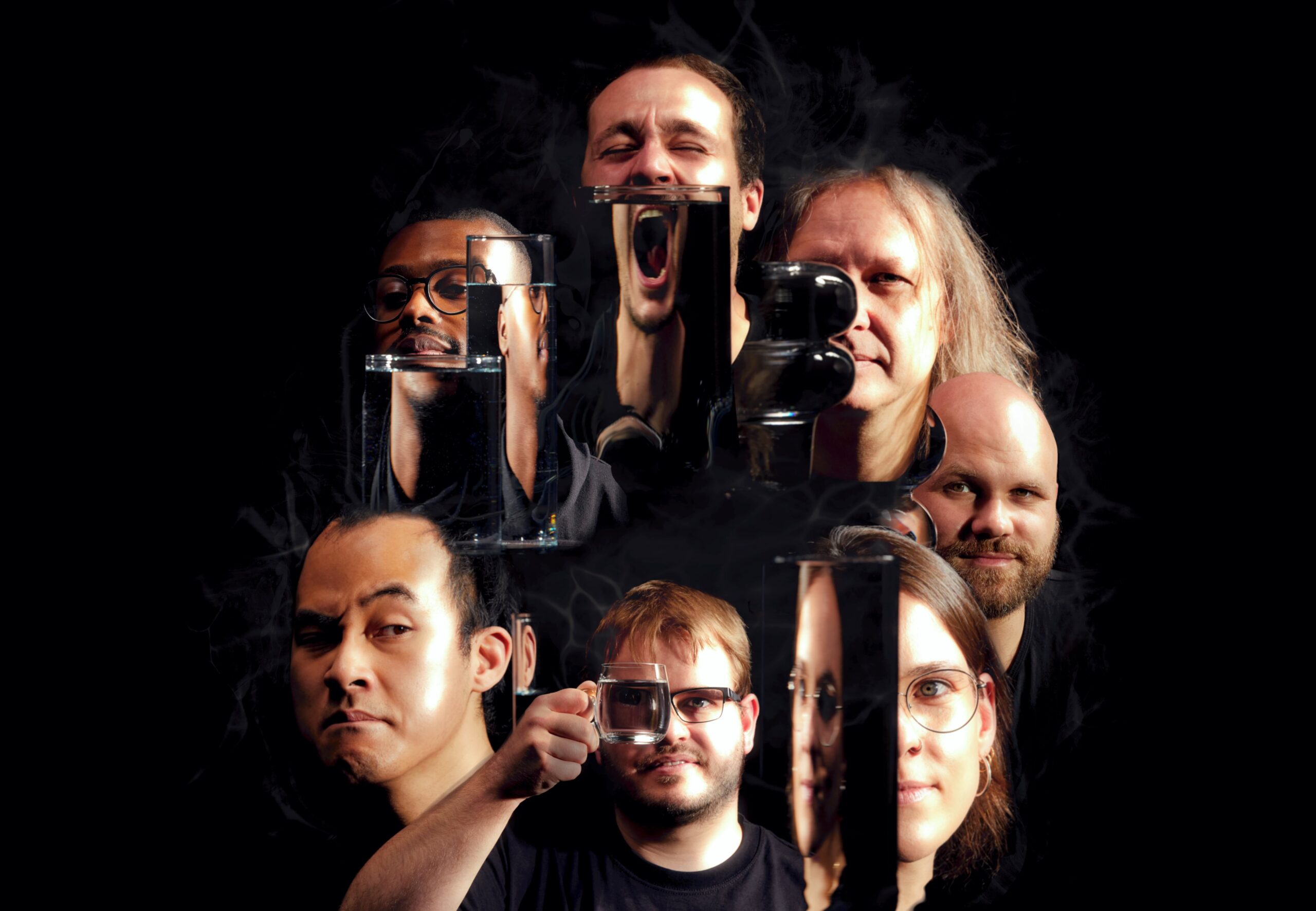Ein buntes Portrait Gruppenfoto der Köpfe von sieben Menschen, die unterschiedliche Gesichter machen. Davor sind bei einigen mit einer durchsichtigen Flüssigkeit gefüllte Gläser zu sehen, die teils die Gesichter verdecken bzw. verfremden.