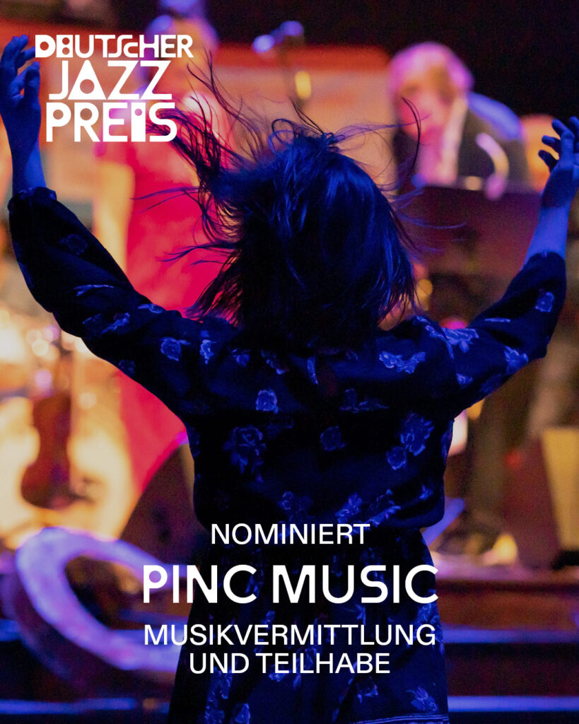 Eine Person tanzt mit erhobenen Armen auf einem Konzert. Ihr dunkles Haar ist in Bewegung, sie trägt ein Kleid mit Blumenmuster. Im Hintergrund erkennt man unscharf Musiker:innen auf der Bühne. Der Text auf dem Bild lautet: „Nominiert – Pinc Music – Musikvermittlung und Teilhabe“. Oben rechts steht das Logo des Deutschen Jazzpreises.