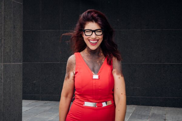 NANÉE Emmerich – Sängerin & Speakerin für Deutschen Empowerment-Pop. Strahlend, energiegeladen und authentisch inspiriert sie mit Musik & Keynote-Konzerten.