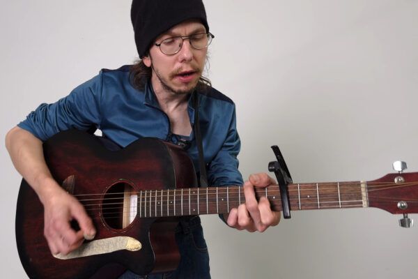 Robin Enxing singt Blues-, Rock- und Pop-Cover. Er begleitet sich dazu auf der Gitarre.