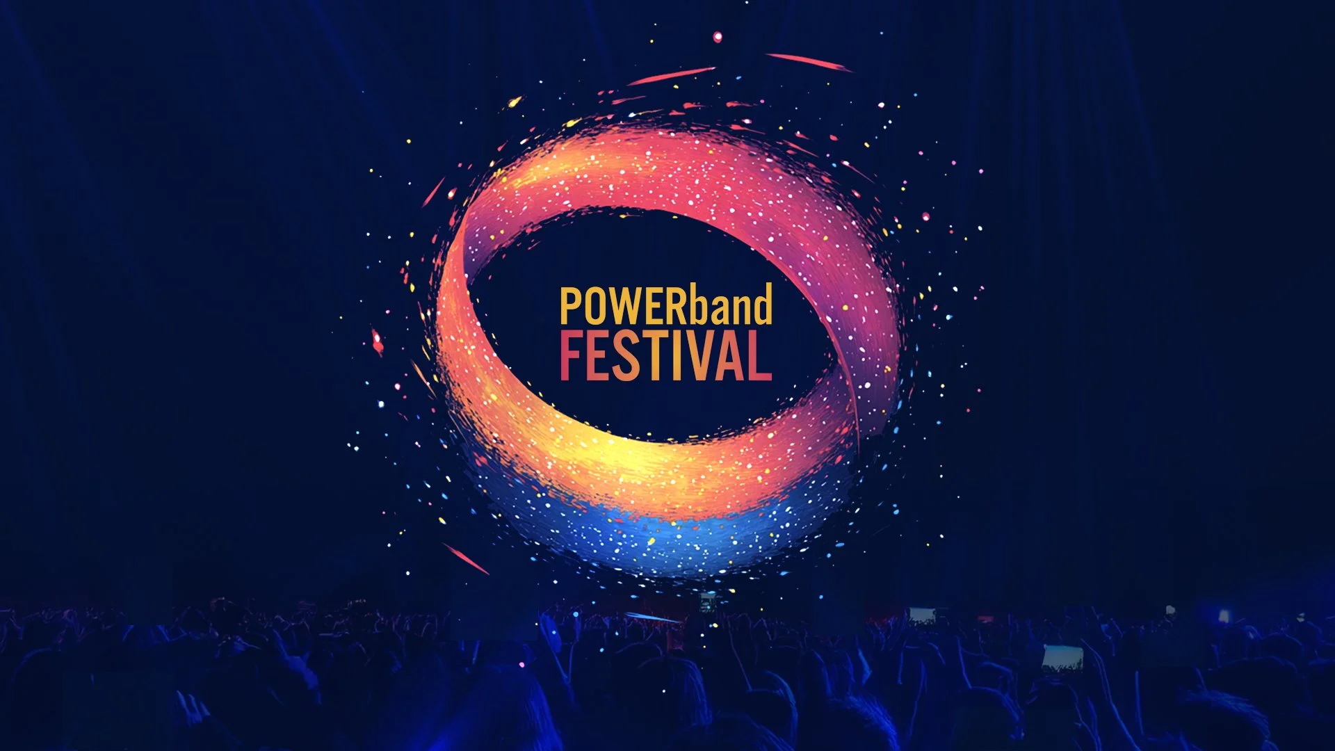 Logo Powerband Festival in einem großen Saal an die Wand geworfen, darunter eine nicht im Einzelnen zu erkennende Menschenmenge.
