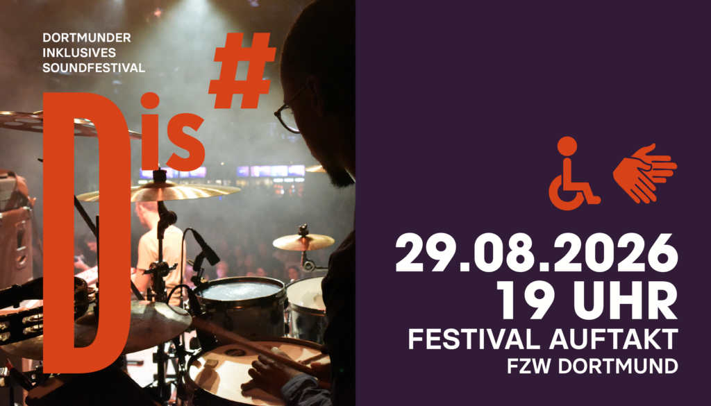 Foto von einer Bühne, im Vordergrund ein Schlagzeug, im Hintergrund Publiku, dazu TExt "Dortmunder Inklusives Festival 29.8.2026, Festival Auftakt, Dortmund"