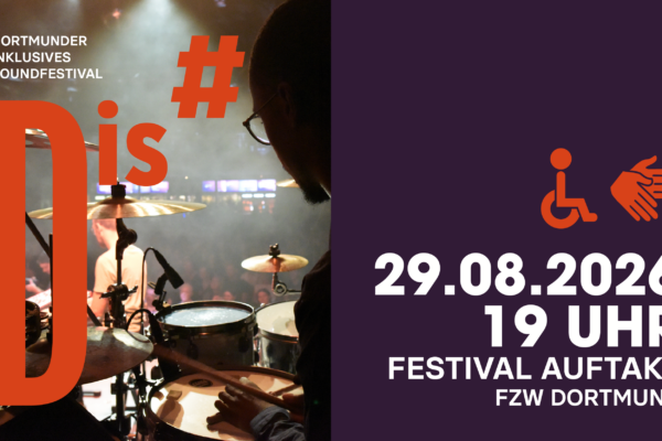 Foto von einer Bühne, im Vordergrund ein Schlagzeug, im Hintergrund Publiku, dazu TExt "Dortmunder Inklusives Festival 29.8.2026, Festival Auftakt, Dortmund"