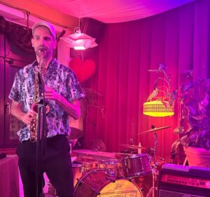 Ein Saxophonist live auf einer Studiobühne.